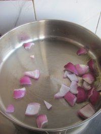 5、红酒烩牛肉,倒入洋葱块翻炒出香味