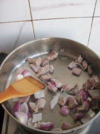 6、红酒烩牛肉,加入牛肉块炒至片刻