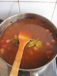 12、红酒烩牛肉,再加入适量的清水，大火煮开小火炖烧1个小时