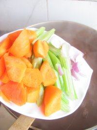 13、红酒烩牛肉,然后加入西芹和胡萝卜