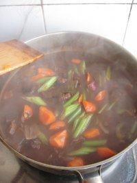 14、红酒烩牛肉,继续小火炖煮15分钟