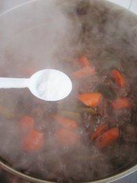 15、红酒烩牛肉,加入适量的盐，鸡精