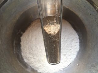 2、一次性发酵简单易做葱花卷,2g燕子酵母