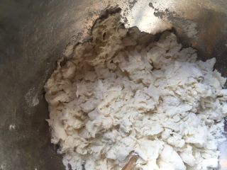 4、一次性发酵简单易做葱花卷,慢慢加入水，用筷子搅拌成絮状