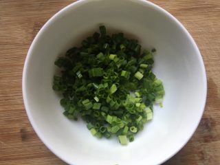 7、一次性发酵简单易做葱花卷,切碎