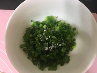 8、一次性发酵简单易做葱花卷,加一点食用小苏打，可以让葱蒸的时候保持绿色