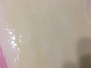 11、一次性发酵简单易做葱花卷,涂上食用油，撒一点盐巴，要细盐哦，撒均匀