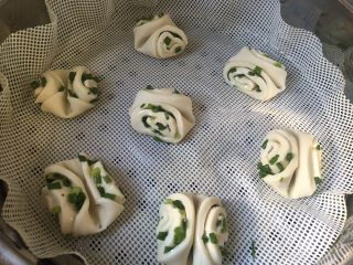 16、一次性发酵简单易做葱花卷,上锅直接发酵20分钟，然后开火蒸15分钟，焖5分钟开锅