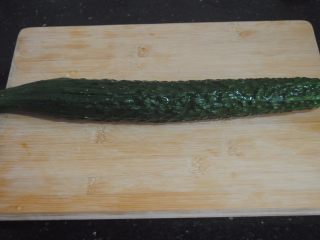 1、拍黄瓜,黄瓜洗净