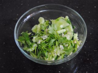 8、拍黄瓜,加入香菜蒜末