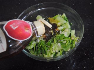 11、拍黄瓜,加入醋