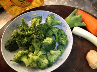 4、年味――宴客小炒西兰花炒虾仁,西兰花洗净去根,掰成小朵