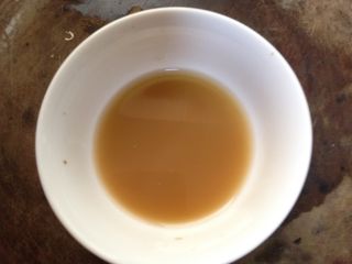 5、年味――宴客小炒西兰花炒虾仁,小碗内加入生抽、糖、淀粉5克和少量清水调成碗汁