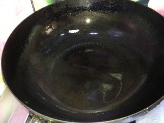 7、年味――宴客小炒西兰花炒虾仁,炒锅烧热加入少量油