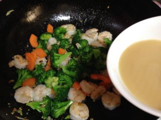 9、年味――宴客小炒西兰花炒虾仁,倒入碗汁翻匀