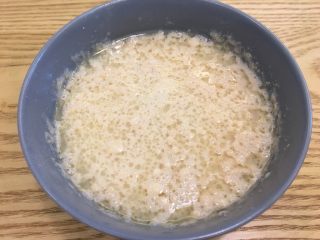 1、超正宗的必胜客披萨????做法,披萨发酵粉➕油➕水搅拌好