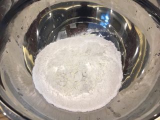 2、超正宗的必胜客披萨????做法,倒入面粉