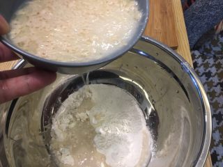 3、超正宗的必胜客披萨????做法,满满倒入和好的水，边和面边加水，以免太稀