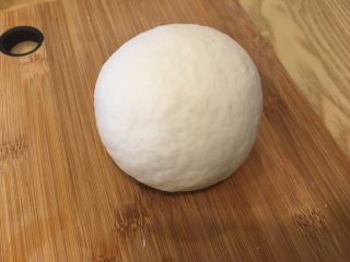 4、超正宗的必胜客披萨????做法,揉好的面团表面光滑