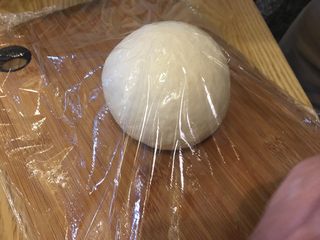 5、超正宗的必胜客披萨????做法,用保鲜膜盖上，静置五分钟