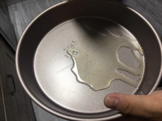 6、超正宗的必胜客披萨????做法,八寸披萨盘里面抹一层油