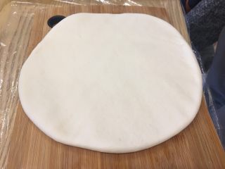 7、超正宗的必胜客披萨????做法,把静置的面团用擀面杖擀开