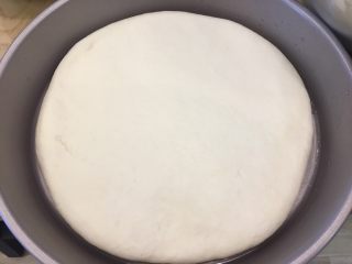 8、超正宗的必胜客披萨????做法,放入披萨盘，旁边留出空隙