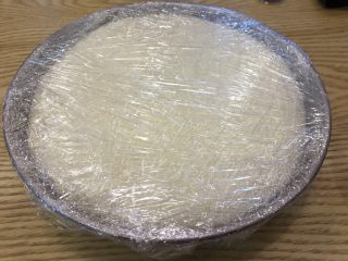 11、超正宗的必胜客披萨????做法,发好的面团，你好马上揭开，再放进冰箱冷藏一下，这样更好定型