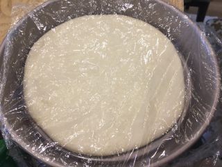 9、超正宗的必胜客披萨????做法,盖上保鲜膜