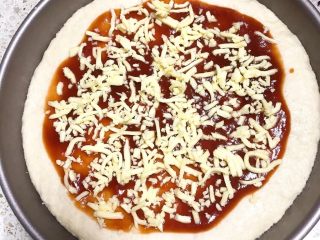 14、超正宗的必胜客披萨????做法,放一层芝士