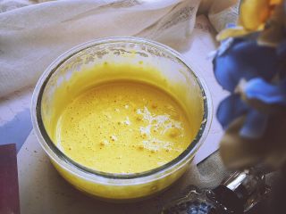 6、酥脆可口的 手指饼干 (提拉米苏原料),打发至体积变大 蓬松发白即可,放着备用