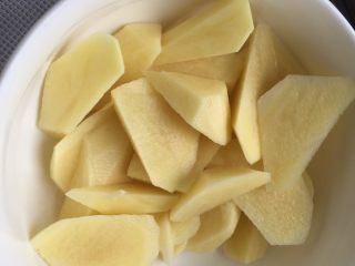 1、土豆曲奇饼,土豆切块上锅蒸熟至烂了