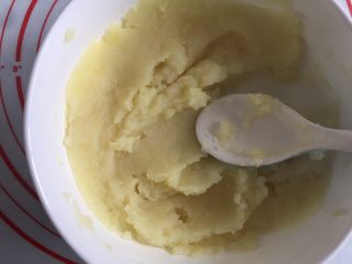 2、土豆曲奇饼,趁热压成泥
