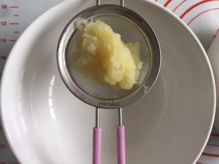 3、土豆曲奇饼,然后过筛，不然会有颗粒感