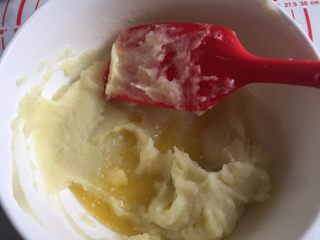 4、土豆曲奇饼,取出250克的土豆泥加入融化的黄油