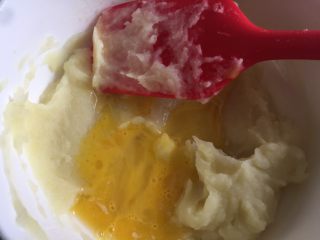 5、土豆曲奇饼,加入18克鸡蛋液，1克盐翻拌均匀