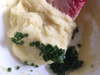 7、土豆曲奇饼,加入香葱，香葱切碎点不然影响裱花嘴挤花