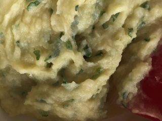 8、土豆曲奇饼,充分混合，最好碾压混合不然香葱不均匀