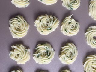 10、土豆曲奇饼,裱花袋套在杯子上，用刮刀把土豆泥装进去挤出空气，在烤盘挤出花型，这个根据自己喜欢，从中间往外挤