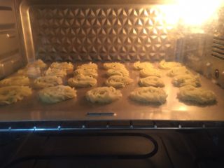 11、土豆曲奇饼,放入预热好的烤箱180度20分钟上色即可