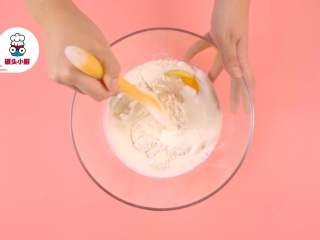 1、无添加安心油条,高筋面粉200g筛入碗中，加入鸡蛋1个、盐1g、酵母3g、小苏打3g、牛奶适量，搅拌均匀成絮状，揉成面团