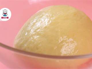 2、无添加安心油条,揉好的面团中淋上玉米油10ml，涂抹均匀，盖上湿布，在常温下发酵2个小时至两倍大