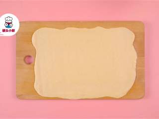 3、无添加安心油条,案板刷油，放上面团用擀面杖擀开，盖上保鲜膜，在常温下静置10分钟