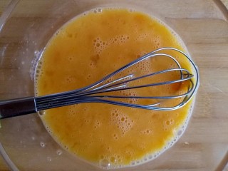 4、甜香披萨饼（平底锅版）,用手抽打蛋器搅打均匀待用