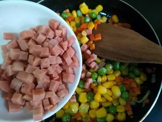 7、甜香披萨饼（平底锅版）,放入佐餐肠