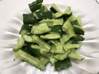 4、快手凉菜-拍黄瓜,拍好的黄瓜放在大点的盆子里