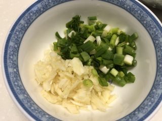 8、快手凉菜-拍黄瓜,蒜末葱花准备好了