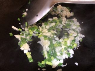 11、快手凉菜-拍黄瓜,快速炒出香味即可