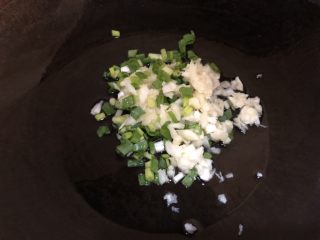 10、快手凉菜-拍黄瓜,加入葱花蒜末