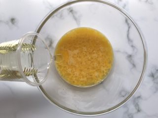 3、芝麻薄脆饼干,加入玉米油